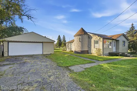 1374 Kenneth St, Burton, MI 48529