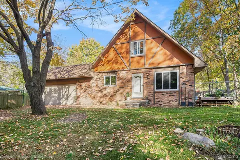 2495 Moore Pl, Oceola, MI 48843