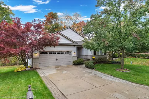 2376 Forest Hills Dr, Lake Orion, MI 48359