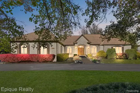 374 Oakbridge Dr, Rochester, MI 48306