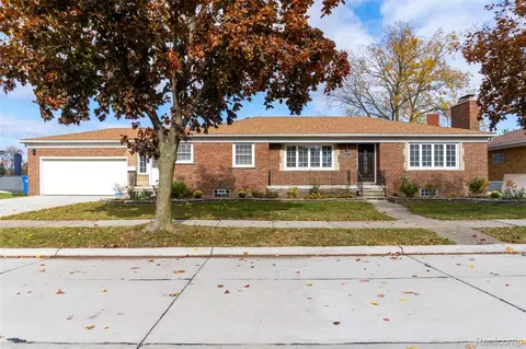 8153 Racine Rd, Warren, MI 48093