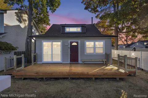 8665 Cooley Lake Rd, Commerce, MI 48382