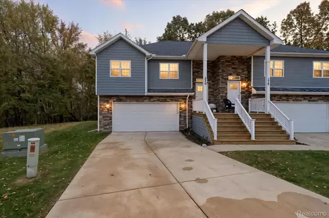 280 Whispering Pines Dr, Fenton, MI 48430