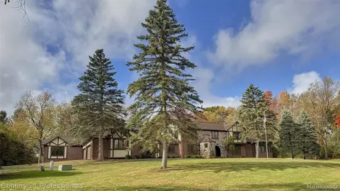 303 E Snell Rd, Rochester, MI 48306