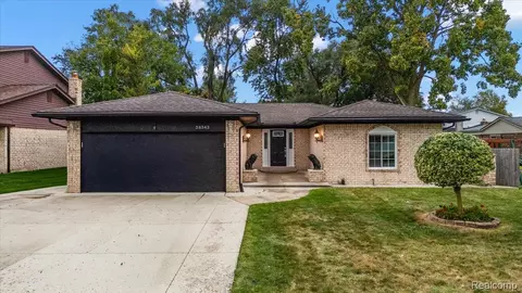38543 Cheldon St, Clinton Township, MI 48038