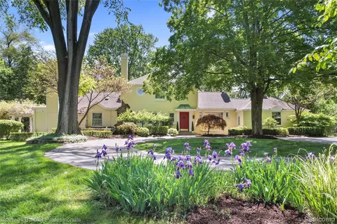 19905 Beverly Rd, Beverly Hills, MI 48025