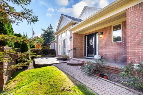 207 Harrington Dr, Troy, MI 48098