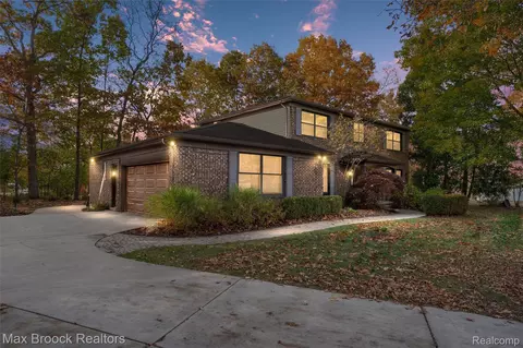 5946 Cherry Crest Dr, West Bloomfield, MI 48322