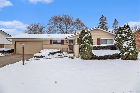 642 Provincetown Rd, Auburn Hills, MI 48326