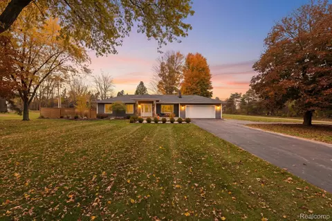 5100 Oak Hill Rd, Brandon, MI 48348