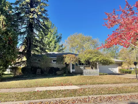 29937 Maplegrove St, Saint Clair Shores, MI 48082