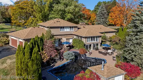 7357 W Greenwich Dr, Bloomfield Hills, MI 48301