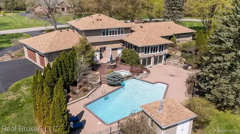 7357 W Greenwich Dr, Bloomfield Hills, MI 48301