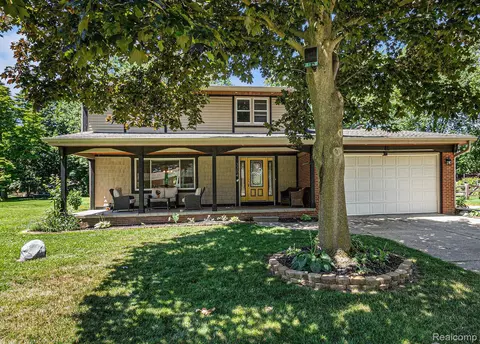 13304 Pomona Dr, Fenton, MI 48430