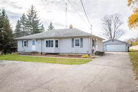 8354 Fenton Rd, Grand Blanc, MI 48439