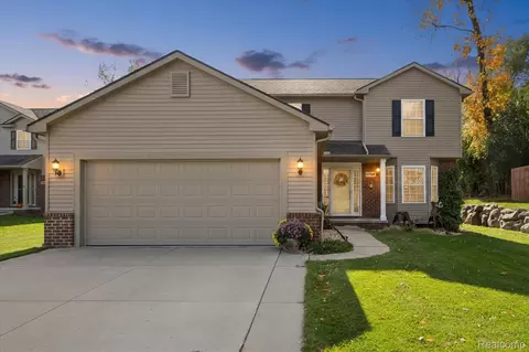 7799 Rampart Trl, Waterford, MI 48327