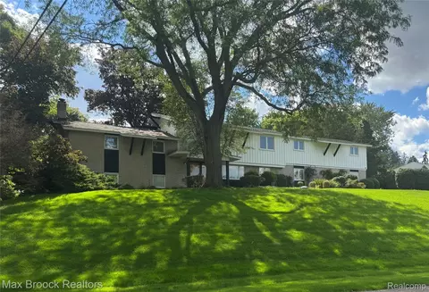 3035 Parkland Dr, West Bloomfield, MI 48322