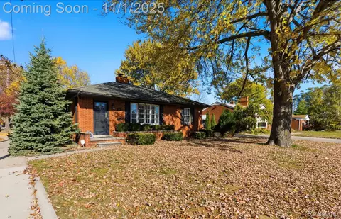 20221 E 11 Mile Rd, Saint Clair Shores, MI 48081