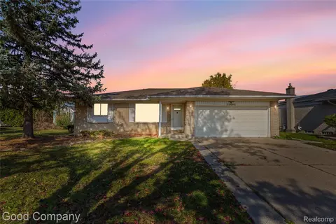 22048 Hampton Ct, Woodhaven, MI 48183