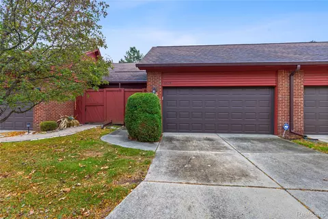 42216 Lochmoor St, Clinton Township, MI 48038