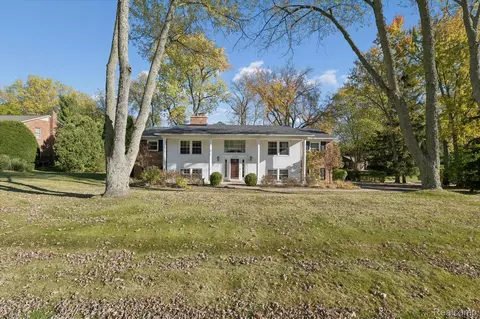 2755 Hunters Hill Rd, Bloomfield Hills, MI 48304