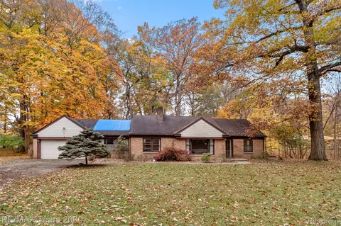 21885 Maplewood Dr, Southfield, MI 48033