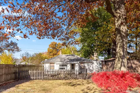 533 E Milton Ave, Hazel Park, MI 48030