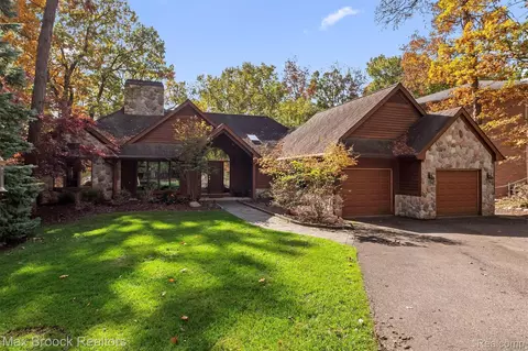 2121 Uplong St, West Bloomfield, MI 48324