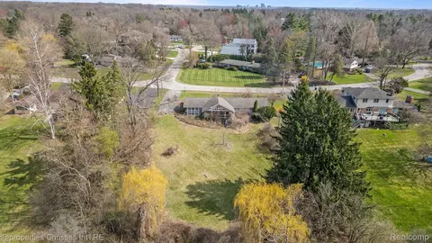 6940 Castle Dr, Bloomfield, MI 48301