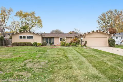 25345 Lyncastle St, Farmington Hills, MI 48336