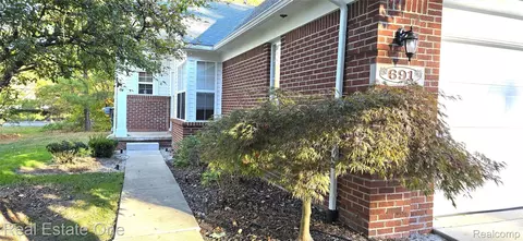 691 Chestnut Dr, Wixom, MI 48393