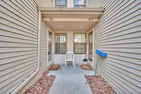 4911 Oak Hill Dr, Waterford, MI 48329