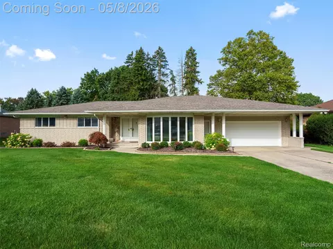 38523 Manchester St, Clinton Township, MI 48036