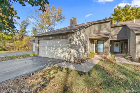 468 Woodstone Rd, Waterford, MI 48327