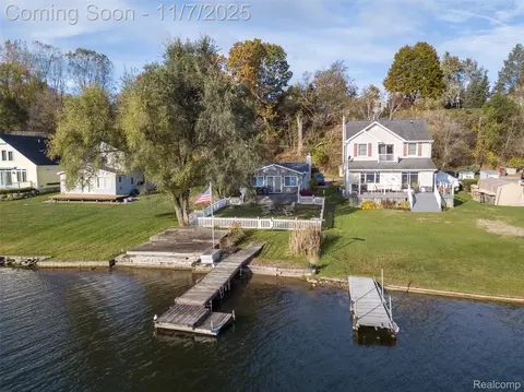1921 Lakeview Ln, Highland, MI 48357