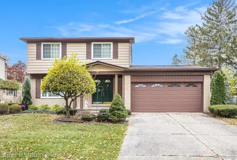 3811 Kings Point Dr, Troy, MI 48083