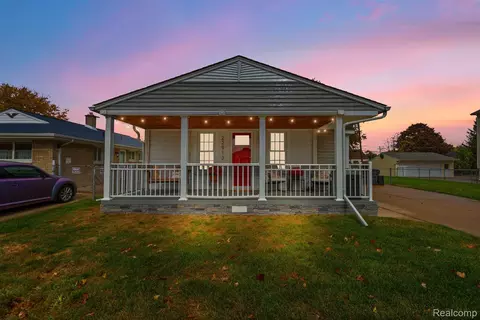 22913 Lake Dr, Saint Clair Shores, MI 48082