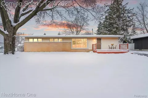 60658 Sue St, South Lyon, MI 48178