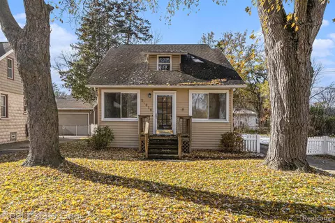 21619 Oxford Ave, Farmington, MI 48336