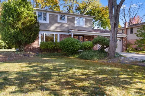 38864 Red Oaks Dr, Clinton Township, MI 48036