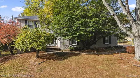 31079 Oak Valley Dr, Farmington Hills, MI 48331