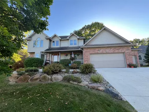 16184 Pine Lake Forest Dr, Fenton, MI 48451