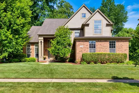 5634 Plantation Dr, Commerce, MI 48382