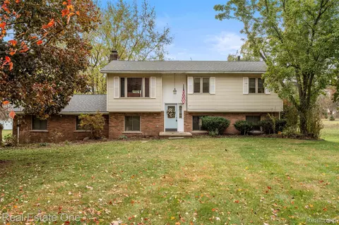 5122 Elizabeth Ln, Almont, MI 48003