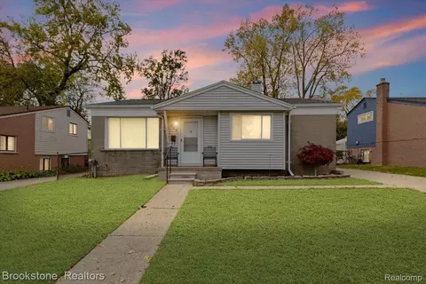 207 Victory Dr, Pontiac, MI 48342