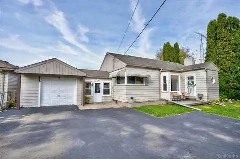 3413 Blue Lake Dr, Flint, MI 48506