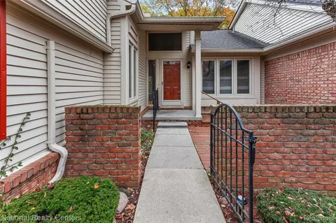 6904 Pebble Park Cir, West Bloomfield, MI 48322