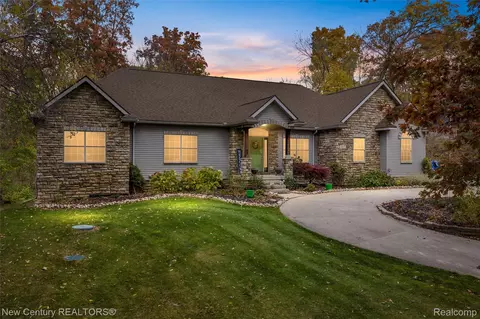 2805 Acorn Ln, Genoa, MI 48843