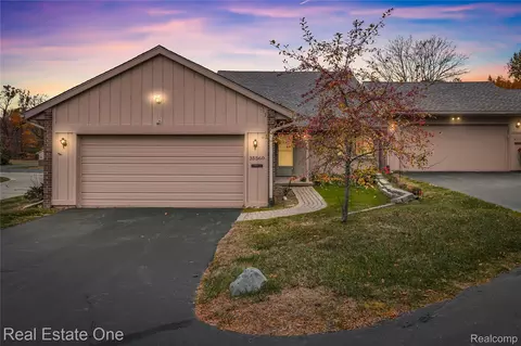 35560 Heritage Ln #55, Farmington, MI 48335