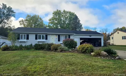726 Grant Cir, Linden, MI 48451